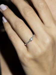 DIAMANTA Złoty pierścionek "Solitaire Royal" z diamentami rozmiar: 48. Szare pierścionki damskie DIAMANTA, z diamentem, złote. Za 3,429.49 zł.