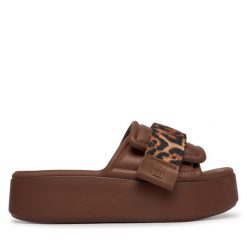 Klapki Melissa. Brązowe klapki damskie Melissa, bez wzorów, bez obcasa, bez zapięcia. Za 528.99 zł.