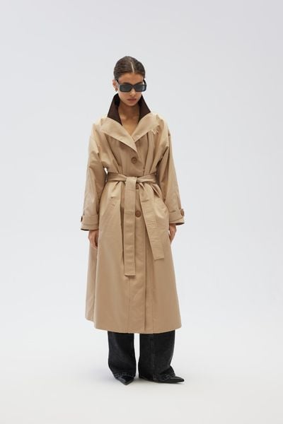 Klasyczny trencz w kolorze BEŻOWYM - MERVE-M/L. Brązowe płaszcze damskie Marsala, l, bez wzorów, z bawełny, bez kaptura. Za 899.90 zł.