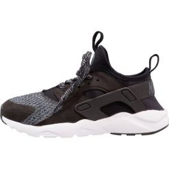 Nike Sportswear HUARACHE RUN ULTRA SE (PS) Tenisówki i Trampki black/anthracite/cool grey. Czarne buty sportowe dziewczęce Nike Sportswear, z materiału. W wyprzedaży za 233.35 zł.