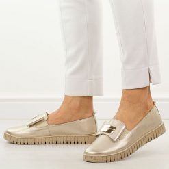 Złote skórzane Polskie półbuty damskie Deoni D057. Żółte półbuty damskie Deoni, na jesień, z aplikacjami, ze skóry, z okrągłym noskiem, bez obcasa, na płaskiej podeszwie, bez zapięcia. Za 429.00 zł.