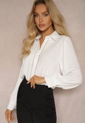 Biała Koszula z Eleganckimi Ażurowymi Wstawkami Meristas. Białe koszule damskie Renee, l, w ażurowe wzory, eleganckie, bez kołnierzyka, bez ramiączek. Za 69.99 zł.