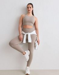Damskie legginsy prążkowane, bezszwowe, wysoki stan, squat proof petite beżowe. Brązowe legginsy damskie Aim'n, s, bez wzorów, z dzianiny. Za 254.00 zł.