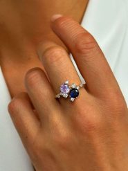 Les Petites Précieuses Pozłacany pierścionek z cyrkonią i ametystem rozmiar: 50. Niebieskie pierścionki damskie Les Petites Précieuses, z ametystem, pozłacane. Za 173.99 zł.