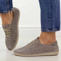 Taupe ażurowe skórzane półbuty damskie S.Barski 7080. Półbuty damskie S.BARSKI, na jesień, w ażurowe wzory, z jeansu, bez obcasa, na płaskiej podeszwie, bez zapięcia. Za 249.00 zł.