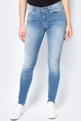 WRANGLER SKINNY RAZZLE BLUE W28KRG17V 112128329. Niebieskie rurki damskie Wrangler, z aplikacjami, z jeansu. W wyprzedaży za 99.99 zł.