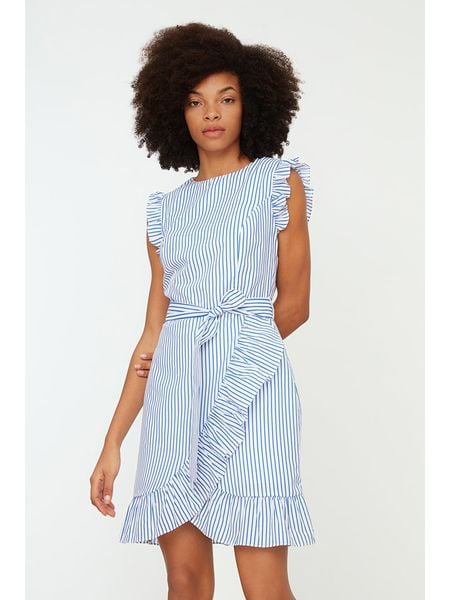 Trendyol Sukienka w kolorze błękitnym rozmiar: 42. Niebieskie sukienki damskie Trendyol, bez wzorów, bez ramiączek. Za 65.69 zł.