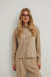 Koszula o prostym kroju z kieszonką w kolorze STONE BEIGE - ROMA-S/M. Brązowe koszule damskie Marsala, m, bez wzorów, z tkaniny, eleganckie, bez kołnierzyka, bez ramiączek. Za 299.90 zł.