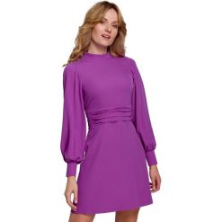 Elegancka sukienka z bufiastymi rękawami pudrowa trapezowa mini. Sukienki damskie Sukienki.shop, bez wzorów, eleganckie, bez ramiączek. Za 349.00 zł.
