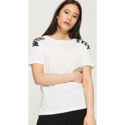 Koszulka z napisami - Biały. Koszulki damskie Sinsay. W wyprzedaży za 14.99 zł.