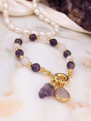 L'Atelier de Gaia Pozłacana bransoletka z kwarcem i ametystem rozmiar: onesize. Różowe bransoletki damskie L'Atelier de Gaia, pozłacane. Za 74.95 zł.