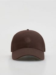 Czapka z daszkiem z haftem - ciemnobrązowy. Brązowe czapki z daszkiem damskie Reserved, bez wzorów. Za 59.99 zł.