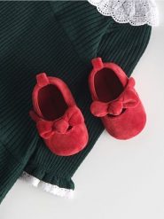 Welurowe baleriny z kokardką - czerwony. Czerwone baleriny dziewczęce Reserved, bez wzorów, z weluru, bez obcasa, bez zapięcia. W wyprzedaży za 22.99 zł.