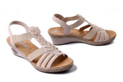 RIEKER V2461-31 pink, sandały damskie. Czerwone sandały damskie Rieker, bez wzorów, bez obcasa, na koturnie, bez zapięcia. Za 223.93 zł.