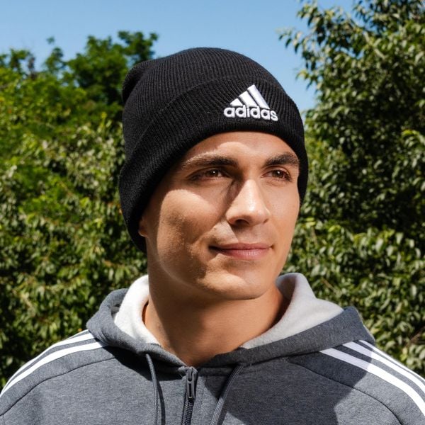 Czapka ADIDAS. Czapki damskie Adidas, na zimę, bez wzorów, z materiału. Za 69.99 zł.