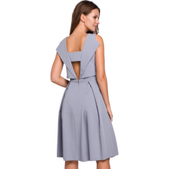 Elegancka rozkloszowana sukienka z dekoltem na plecach czarna. Czarne sukienki damskie Sukienki.shop, bez wzorów, biznesowe, bez ramiączek. Za 339.00 zł.