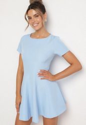 Jasnoniebieska Rozkloszowana Sukienka z Krótkim Rękawem i Ozdobnymi Przeszyciami Meporea. Niebieskie sukienki damskie Born2be, bez wzorów, eleganckie, bez ramiączek. W wyprzedaży za 87.99 zł.