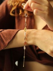 Pierres delicates Pozłacana bransoletka z cyrkoniami i perłami rozmiar: onesize. Brązowe bransoletki damskie Pierres delicates, pozłacane. Za 78.99 zł.