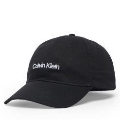 Czapka z daszkiem Calvin Klein. Czarne czapki z daszkiem damskie Calvin Klein, bez wzorów. Za 169.99 zł.