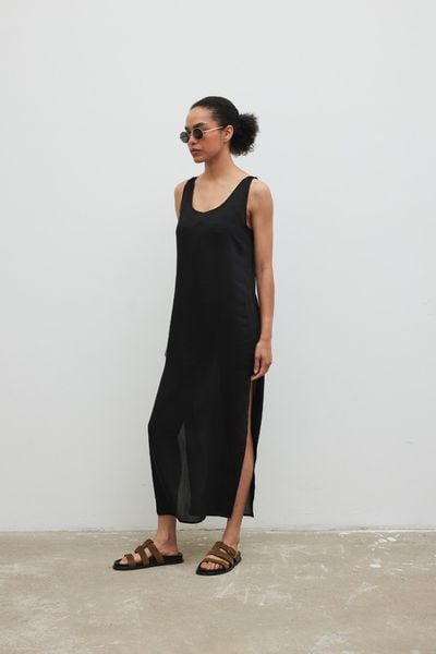 Sukienka MAXI z rozcięciami w kolorze BLACK - AIR-XS/S. Czarne sukienki damskie Marsala, bez wzorów, z jeansu, eleganckie, bez ramiączek. Za 259.90 zł.