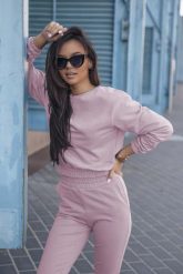 Dresowy Komplet Nierozpinana Bluza i Dopasowane Spodnie - Różowy. Czerwone bluzy damskie SALE, s, bez wzorów, z bawełny, bez kaptura. Za 219.90 zł.