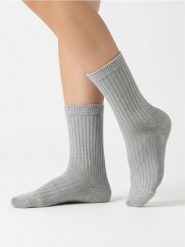 Prążkowane skarpetki 2 pack - szary. Szare skarpetki damskie Sinsay, bez wzorów, prążkowane. Za 15.99 zł.