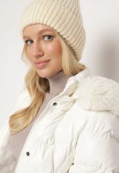 Beżowa Prążkowana Czapka Beanie z Wiskozą i Metaliczną Nicią Temiala. Brązowe czapki damskie Born2be, bez wzorów, z materiału. Za 39.99 zł.