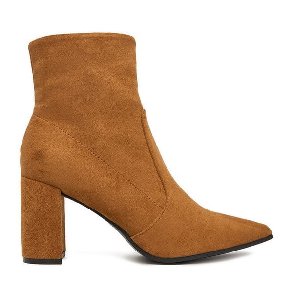 Botki JENNY. Brązowe botki damskie Jenny, bez obcasa, na słupku, bez zapięcia. Za 159.99 zł.
