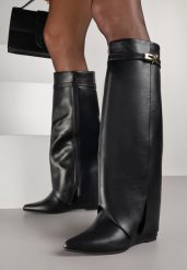 Czarne Kozaki na Koturnie z Wywiniętą Cholewką z Klamerką Arirass. Czarne kozaki damskie Born2be, z jeansu, bez obcasa, na koturnie, bez zapięcia. Za 169.99 zł.