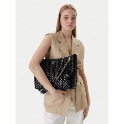 Torebka Guess. Brązowe torebki klasyczne damskie Guess, bez dodatków. Za 584.99 zł.