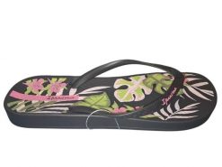 Klapki Ipanema Anatomiczne Czarne w Kwiaty. Czarne klapki damskie Ipanema, bez wzorów, z materiału, bez obcasa, bez zapięcia. Za 160.99 zł.