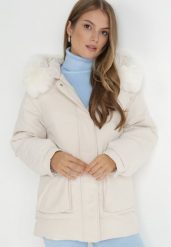 Jasnobeżowa Kurtka Pudełkowa z Odpinanym Futerkiem Kyrare. Brązowe kurtki damskie Born2be, l, z aplikacjami. Za 279.99 zł.