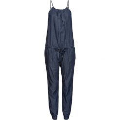Luźniejszy kombinezon dżinsowy bonprix ciemny denim. Niebieskie kombinezony damskie bonprix, z denimu, na ramiączkach. Za 69.99 zł.