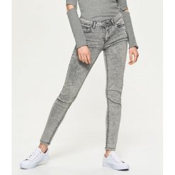 Jeansy PUSH UP - Jasny szary. Szare jeansy damskie Cropp. Za 79.99 zł.