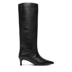 Kozaki GINO ROSSI. Czarne kozaki damskie Gino Rossi, bez obcasa, na szpilce, bez zapięcia. Za 599.99 zł.