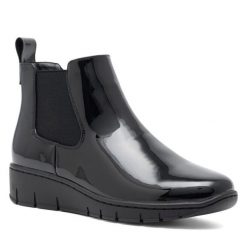 Botki Clara Barson. Czarne botki damskie Clara Barson, bez obcasa, na płaskiej podeszwie, bez zapięcia. Za 119.99 zł.