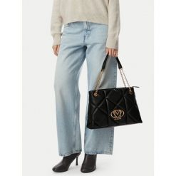 Torebka LOVE MOSCHINO. Czarne torebki wieczorowe damskie Love Moschino, bez wzorów, bez dodatków. Za 1,099.00 zł.