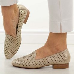 Złote skórzane półbuty damskie M.Daszyński Ol50-2. Żółte półbuty damskie M.Daszyński, na lato, w ażurowe wzory, ze skóry, z okrągłym noskiem, bez obcasa, na płaskiej podeszwie, bez zapięcia. Za 219.00 zł.