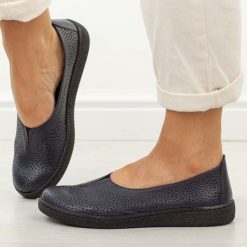 Granatowe skórzane Polskie półbuty damskie Gregors 1189. Niebieskie półbuty damskie GREGORS, na jesień, bez wzorów, z jeansu, z okrągłym noskiem, bez obcasa, na płaskiej podeszwie, bez zapięcia. Za 379.00 zł.