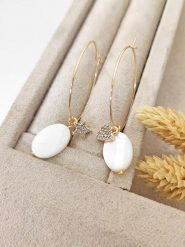 Luja Bijoux Pozłacane kolczyki-kreole z masą perłową i cyrkoniami rozmiar: onesize. Białe kolczyki damskie Luja Bijoux, z cyrkonią, pozłacane. Za 54.95 zł.