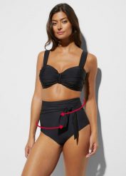 Mocno modelujące figi bikini z wysokim stanem i wiązanym paskiem. Czarne bikini bonprix, bez wzorów. Za 99.99 zł.
