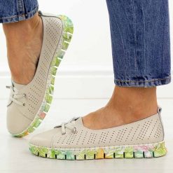 Beżowe ażurowe skórzane półbuty damskie S.Barski 5970. Brązowe półbuty damskie S.BARSKI, na jesień, w ażurowe wzory, z jeansu, z okrągłym noskiem, bez obcasa, na płaskiej podeszwie, bez zapięcia. Za 219.00 zł.