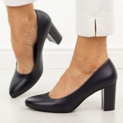 Granatowe czółenka damskie na słupku Sergio Leone Pb131. Niebieskie czółenka damskie Sergio Leone, bez wzorów, ze skóry, bez obcasa, na słupku. W wyprzedaży za 148.72 zł.