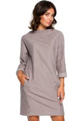 Ciepła dzianinowa sukienka z kieszeniami sportowy styl szara bawełna. Szare sukienki damskie Sukienki.shop, bez wzorów, z bawełny, biznesowe, bez ramiączek. Za 199.00 zł.