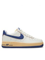 Nike Sneakersy Air Force 1 '07 FQ8103 133 Biały. Białe obuwie sportowe damskie Nike, ze skóry, bez zapięcia. Za 419.99 zł.