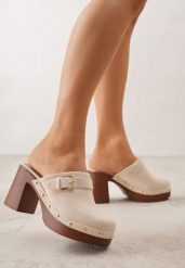 Beżowe Klapki na Słupku w Stylu Chodaków z Klamrami i Nitami Semelaia. Brązowe klapki damskie Renee, z aplikacjami, bez obcasa, na obcasie, bez zapięcia. Za 149.99 zł.