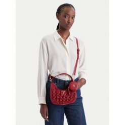Torebka Guess. Czerwone torebki klasyczne damskie Guess, bez dodatków. Za 284.99 zł.