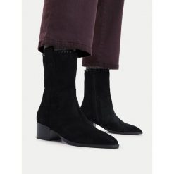 Botki Lasocki. Czarne botki damskie Lasocki, bez obcasa, na słupku, bez zapięcia. Za 279.99 zł.