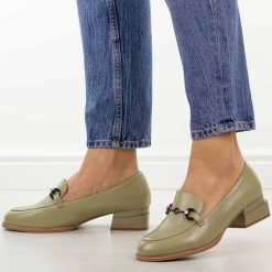Oliwkowe półbuty damskie, mokasyny M.Daszyński Sa267-7. Zielone mokasyny damskie M.Daszyński, na jesień, ze skóry, z okrągłym noskiem, bez obcasa. Za 199.00 zł.