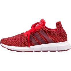Adidas Originals SWIFT RUN Tenisówki i Trampki red/collegiate burgundy/footwear white. Czerwone trampki chłopięce Adidas Originals, z materiału. W wyprzedaży za 181.35 zł.